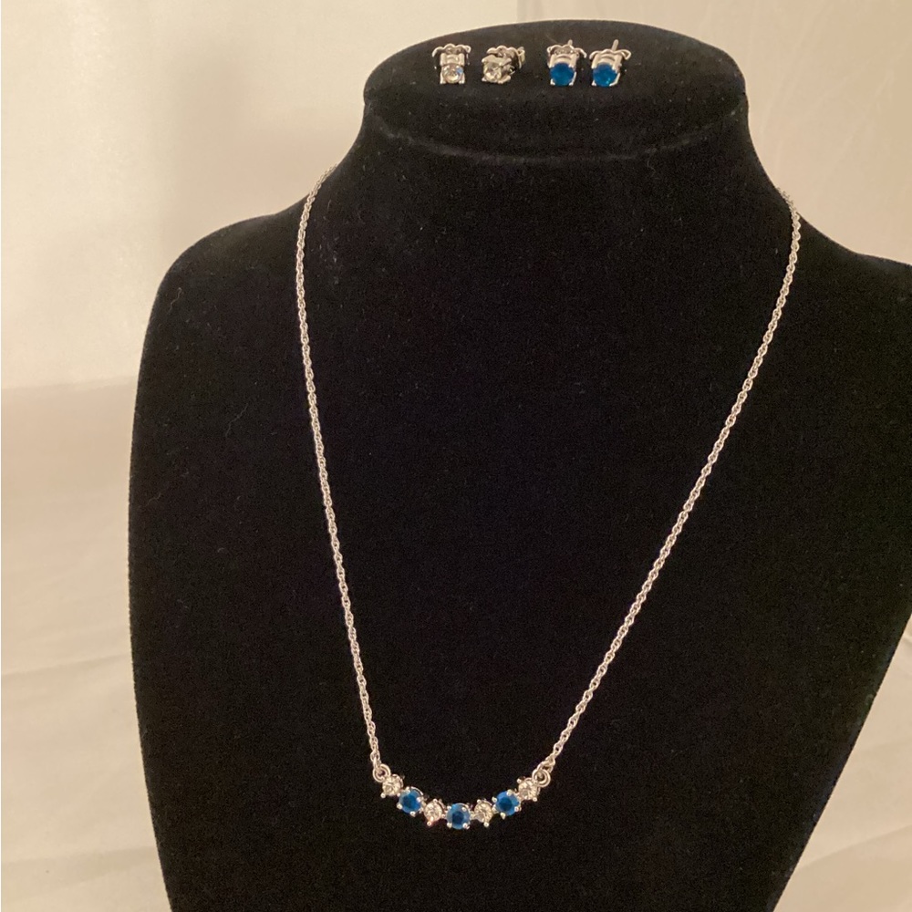 Blue, white and silver tone necklace with two pairs of earrings